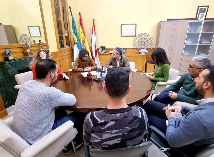 El delegado del Gobierno y el alcalde de Villafranca abordan proyectos como la depuradora 