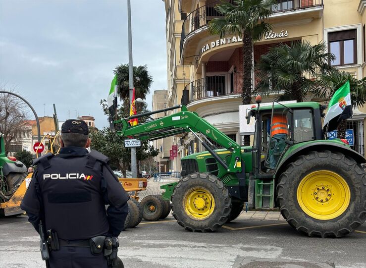 Tres tractores llegan escoltados hasta la Delegacin del Gobierno en Badajoz