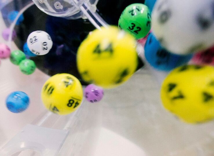 Es mejor comprar lotera nacional en grupo o individualmente