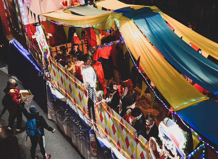 Carrozas y pasacalles repartirn 7000 kilos caramelos en la Cabalgata de Reyes de Mrida