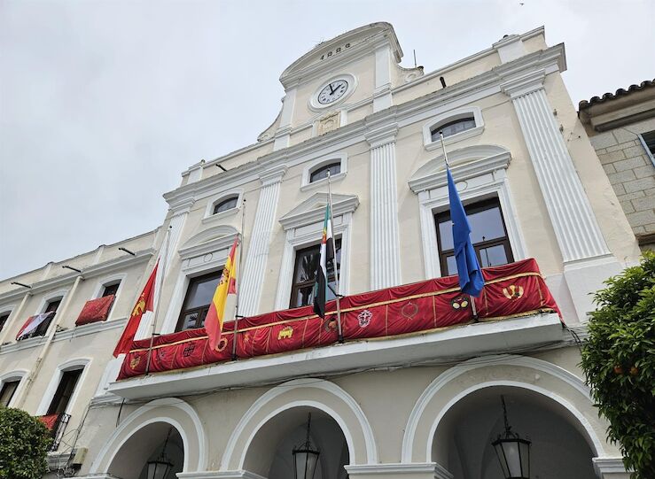 Las banderas del Ayuntamiento de Mrida ondearn a media asta por la muerte del Papa 