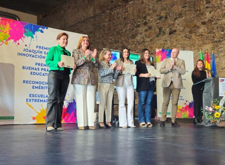 La Junta reconoce la labor docente de los centros educativos de Extremadura