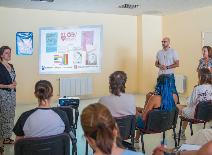 Trabajadores Servicios Sociales Mrida acuden a taller sobre discriminacin por LGTBIfobia