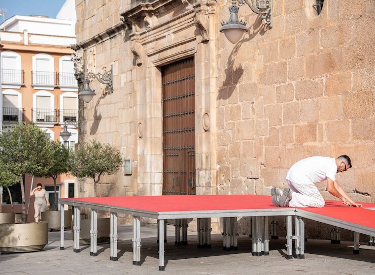 Operarios municipales ultiman los preparativos para la procesin del Corpus en Mrida