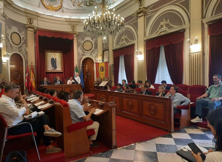 El pleno del Ayuntamiento de Badajoz da luz verde a destinar 8M a piscina margen derecha