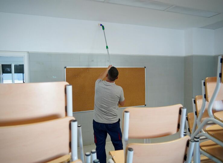 Comienza mantenimiento y limpieza en los 36 centros educativos de Badajoz y sus pedanas