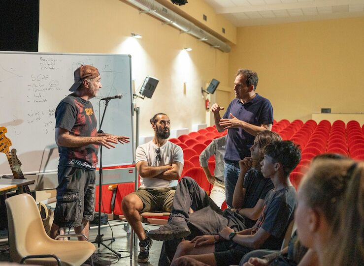 Vlez visita los campamentos musicales en el centro cultural de La Antigua en Mrida