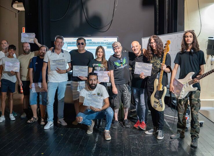 Entrega diplomas a participantes en campamentos musicales impartidos por Chino en Mrida