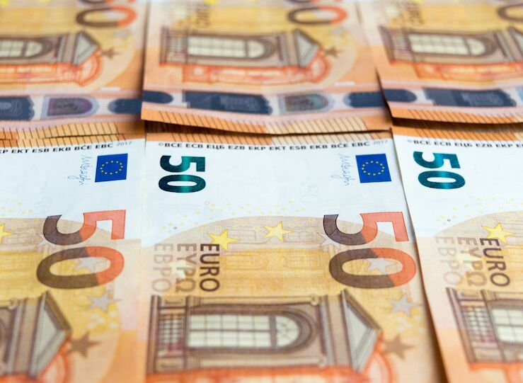 La apreciacin del euro frente al dlar efectos mixtos en el turismo espaol