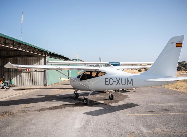 Ms de 35 participantes de la Vuelta Ibrica de Aeronaves Ligeras en aerdromo de Mrida