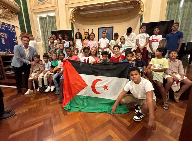 Raquel del Puerto recibe a los nios saharauis del programa Vacaciones en Paz