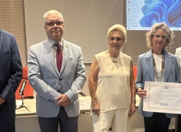 UEx entrega la Beca del Legado del Dr Astudillo a una estudiante ejemplar de Medicina