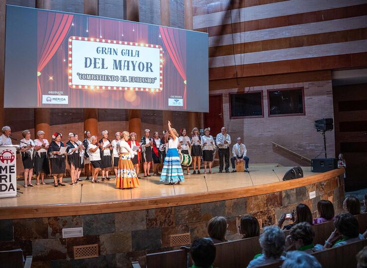 La Gala del Da del Mayor rene a 300 personas comenzando un mes de actividades en Mrida