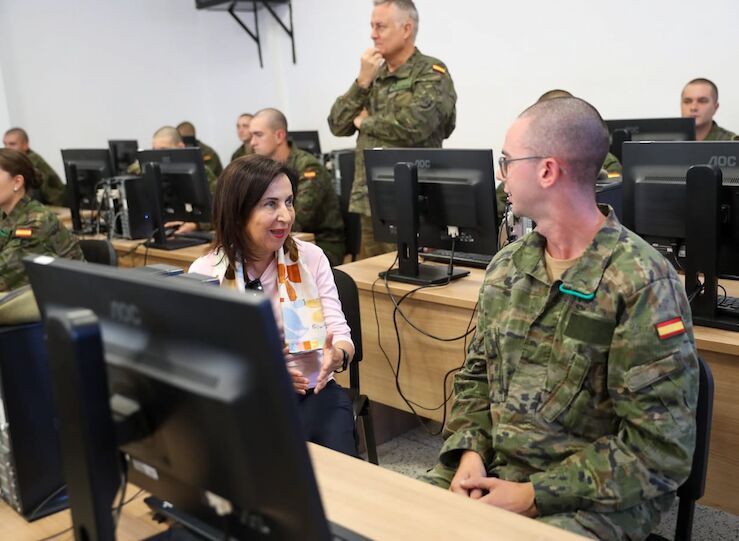 La ministra de Defensa visita el Cefot de Cceres