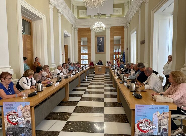 Asociaciones de mayores cacereos plantean sus inquietudes y peticiones en Pleno del Mayor
