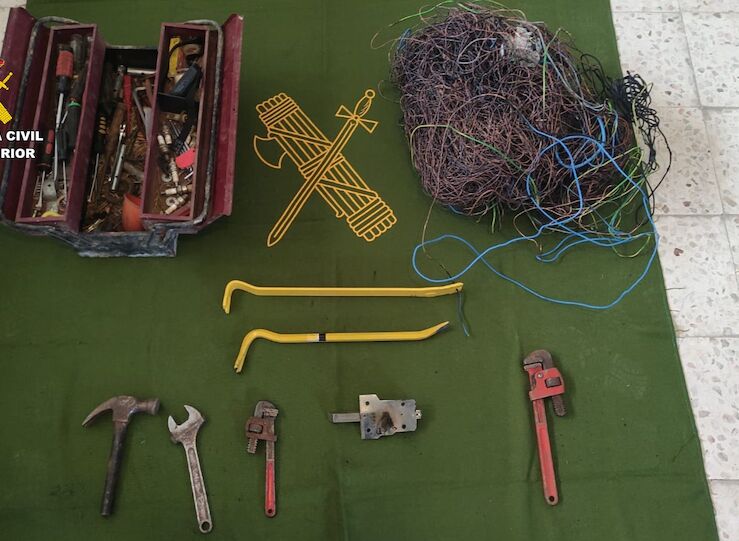 La Guardia Civil detiene a dos individuos por robar en la iglesia de Navas del Madroo