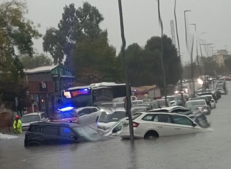 Las lluvias anegan la zona de la estacin de autobuses en Cceres y otras calles