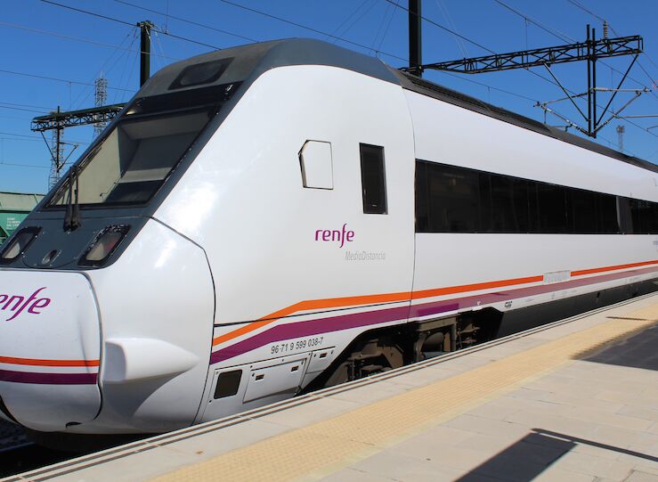 Renfe renueva la imagen exterior de sus trenes de MD en Extremadura con nuevos vinilos 