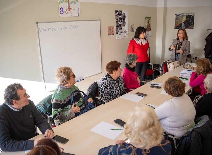 Ayuntamiento Mrida impulsa un taller sobre el uso de dispositivos mviles para mayores