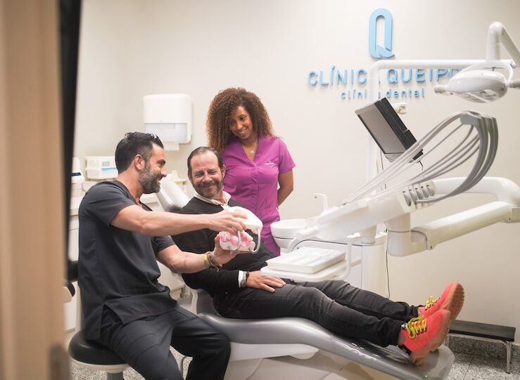 Tu sonrisa nuestra prioridad Clnica Queipo 25 aos creando salud dental de confianza