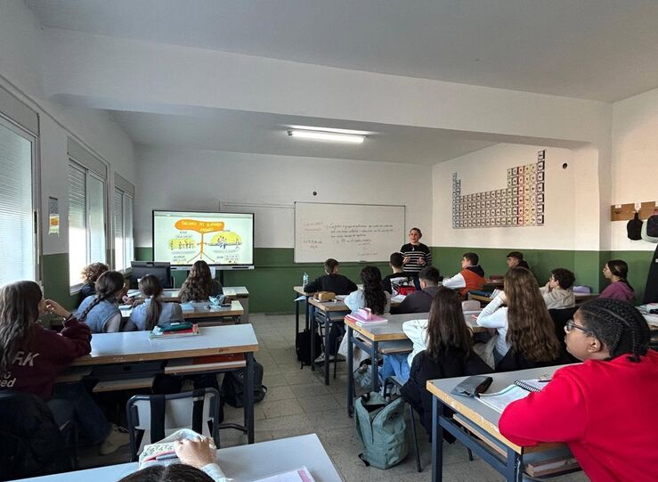 Junta dedica 246 millones subida salarial docentes y 895 a infraestructuras educativas
