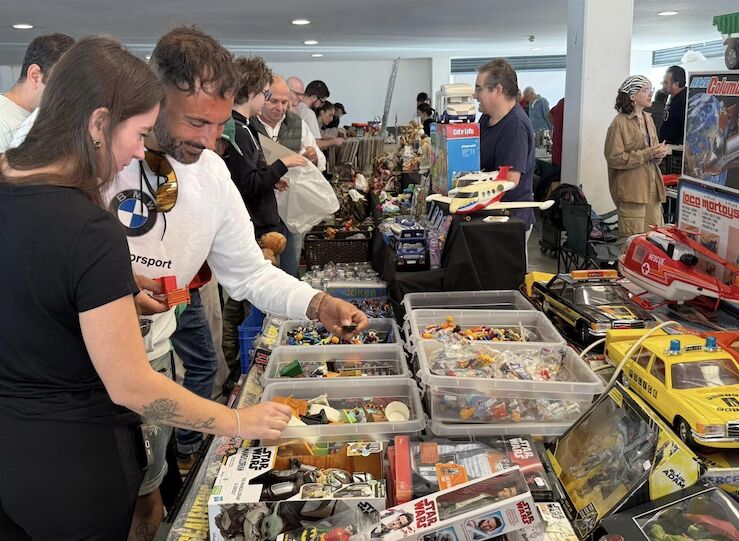 Una treintena de puestos componen la Feria del Coleccionismo de Villanueva de la Serena