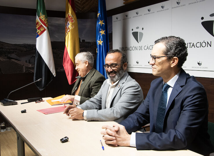 Diputacin de Cceres firma la compra del Palacio de Mayoralgo