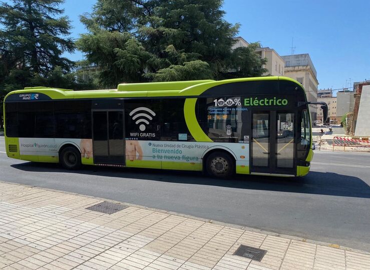 Los usuarios del autobs urbano suben un 201 en abril en Extremadura