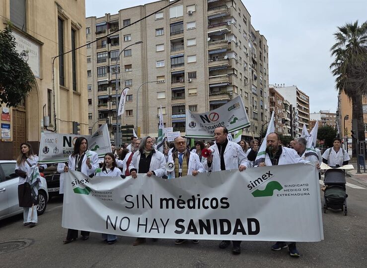 Mdicos vuelven a concentrarse en Cceres y Badajoz por un estatuto marco propio