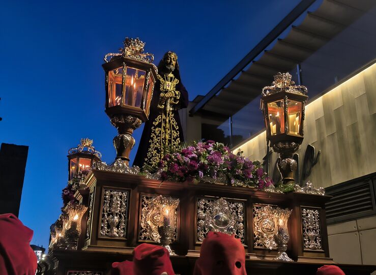 El Medinaceli Las Injurias y la Virgen del Rosario embellecen el Lunes Santo emeritense