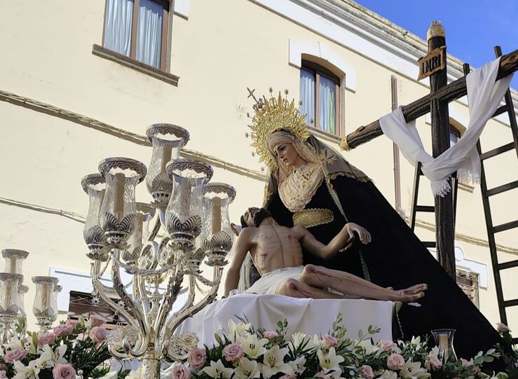 Las Angustias la Esperanza y el Santo Entierro embellecen el Viernes Santo emeritense