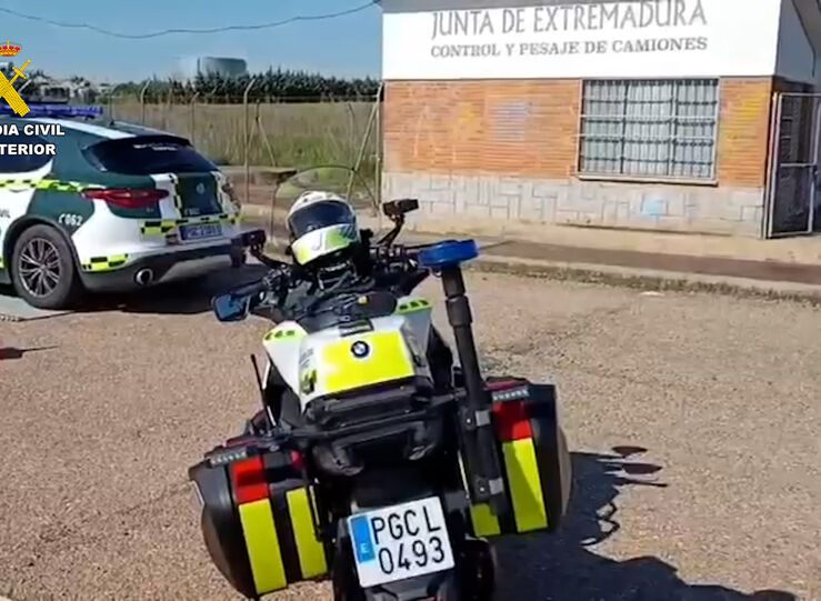 La Guardia Civil recibe de la Junta de Extremadura seis bsculas mviles 