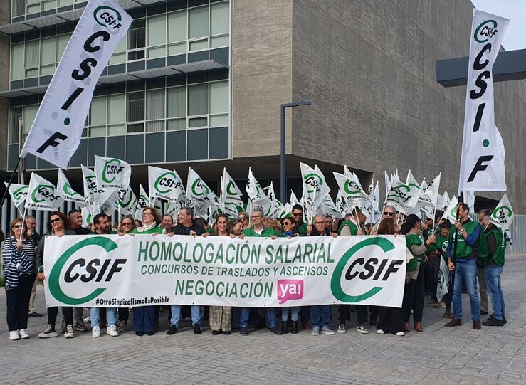 CSIF retoma protestas para exigir equiparacin salarial empleados de Junta con otras CCAA