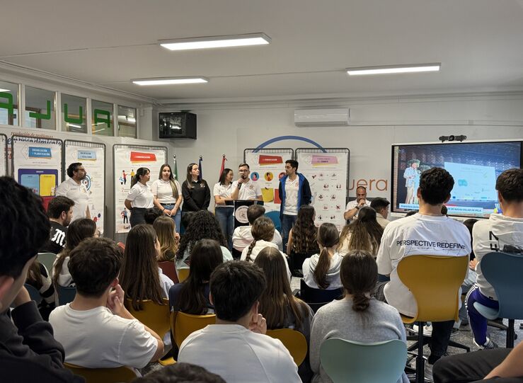 El IES de Castuera acoge el proyecto De joven a joven Equilibrio en Movimiento 