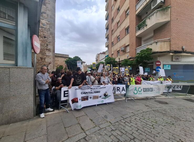 Cien personas se concentran frente a la Asamblea en defensa de la cooperacin extremea 