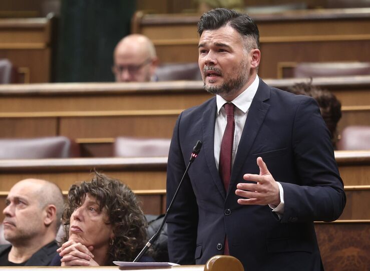 Rufin tacha de racistas a Vox y PP por acordar la prioridad nacional