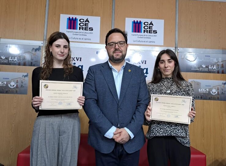 Alicia Mario Premio pera Prima de UEx con trabajo sobre el humor y arte en los memes