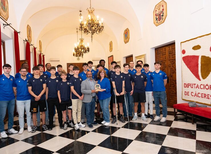 Morales recibe a jugadores del Sagrado Corazn Cceres CB tras su buena temporada