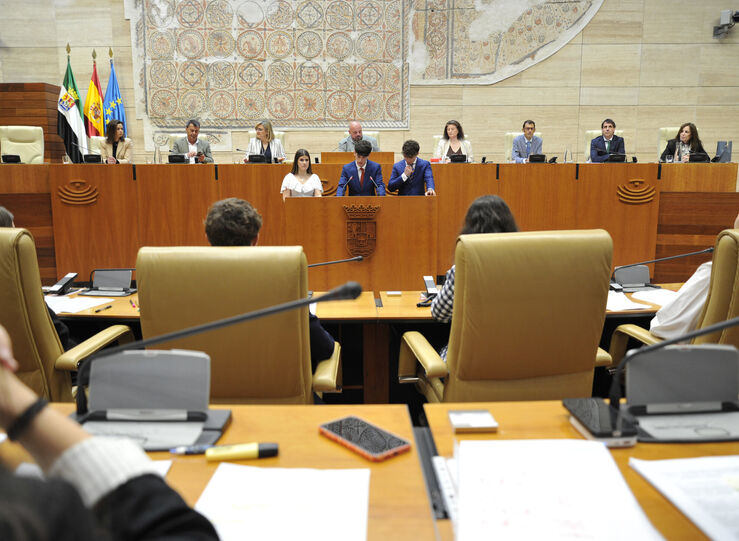El IES Domingo Cceres de Badajoz celebra en la Asamblea su Debate de Competencias 