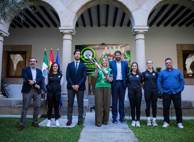 Guardiola recibe al CD Extremadura y al Sport Extremadura por sus ascensos de categora