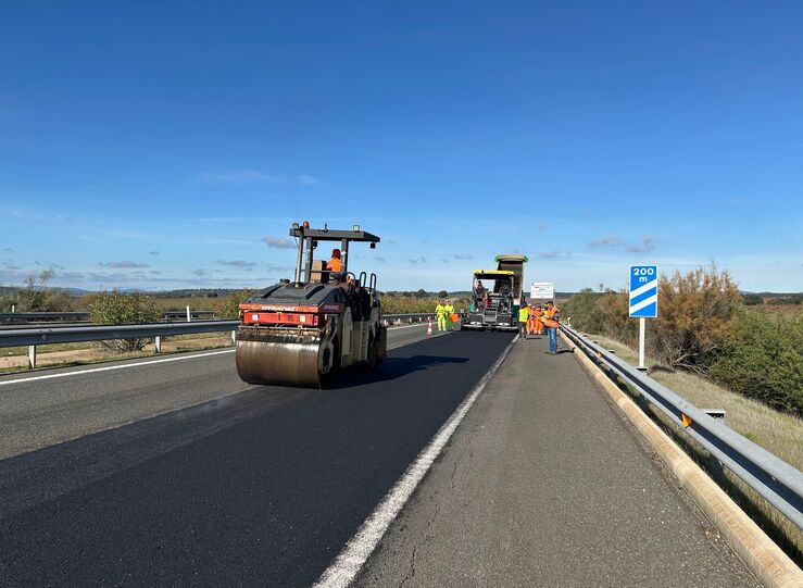 Transportes adjudica el contrato para conservar 168 km de carreteras en provincia Badajoz