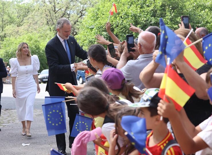 Cientos de vecinos y escolares reciben a Felipe VI a su llegada al Monasterio de Yuste 