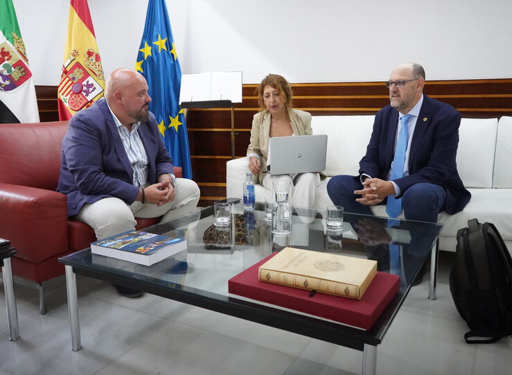 Naharro trata nuevas vas de colaboracin con Asociacin Ciencias Sociales de Extremadura
