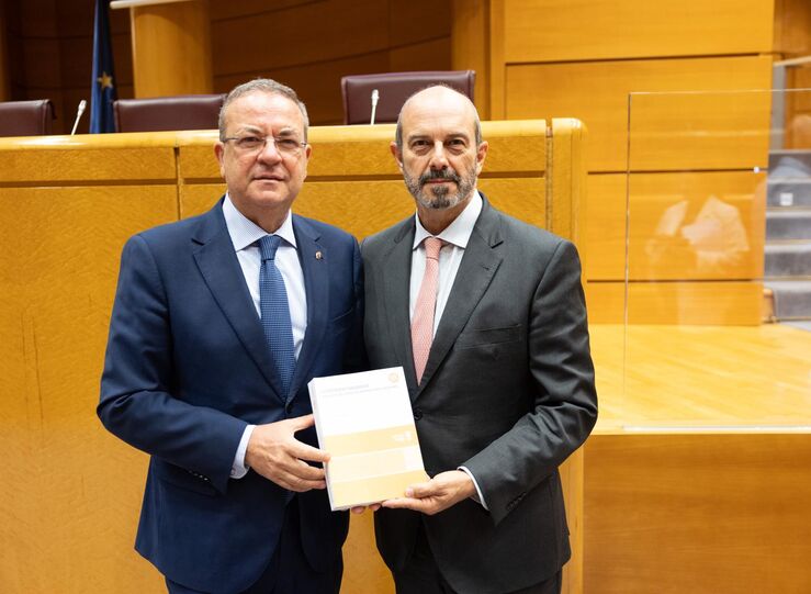 Monago presenta libro Catstrofes naturales Respuesta del derecho administrativo espaol