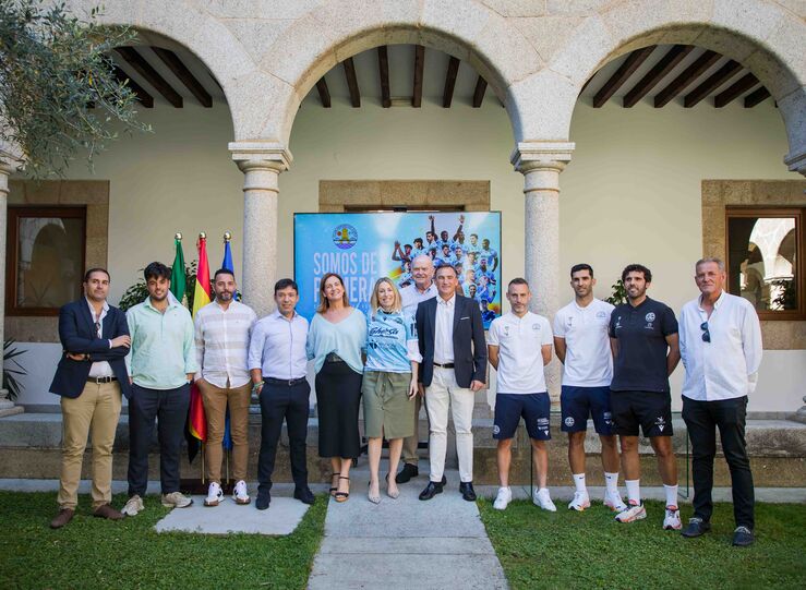 La presidenta de la Junta recibe al CD Coria tras su ascenso a Primera Federacin