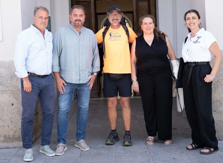 Manuel Caldern culmina en Mrida su recorrido 2300 km a pie para difundir Extremadura 