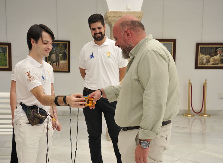 Naharro recibe al equipo Extremanus ganador II Competicin Universitaria Manos Protsicas