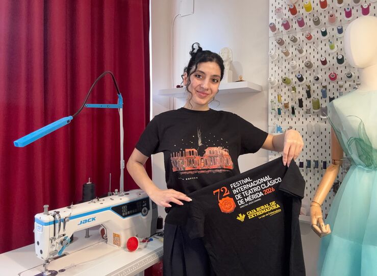 Lilith Sofyan firma la camiseta oficial de la 72 edicin del Festival de Mrida
