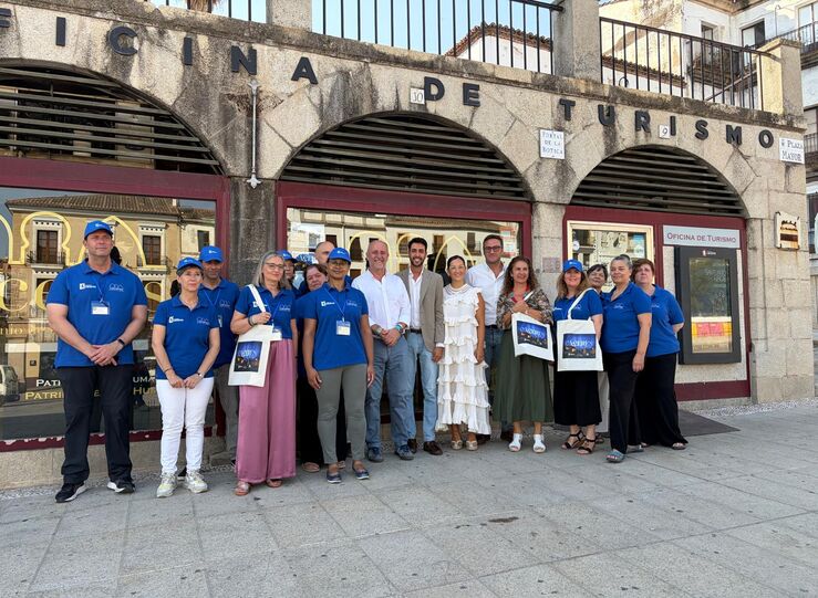 El personal de Turismo de Cceres estrena nuevos uniformes 