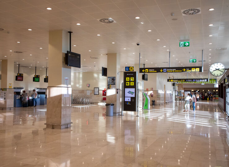 Gobierno autoriza 143M para contratar servicio rutas areas Badajoz a Madrid y Barcelona